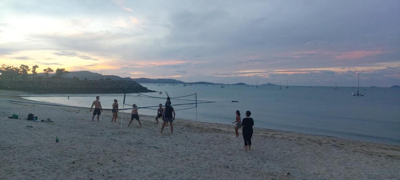 Backpackers By The Bay Pansiyon Airlie Beach Dış mekan fotoğraf